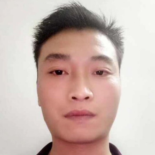 调皮拿糖豆的照片