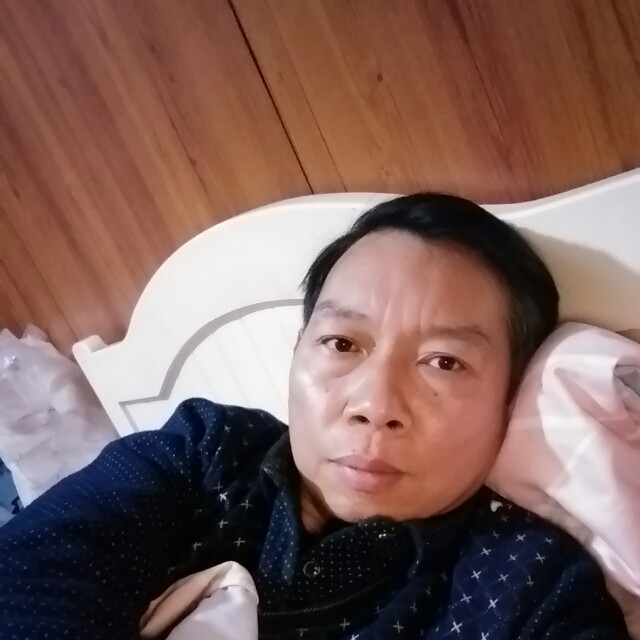 墙下等客的照片