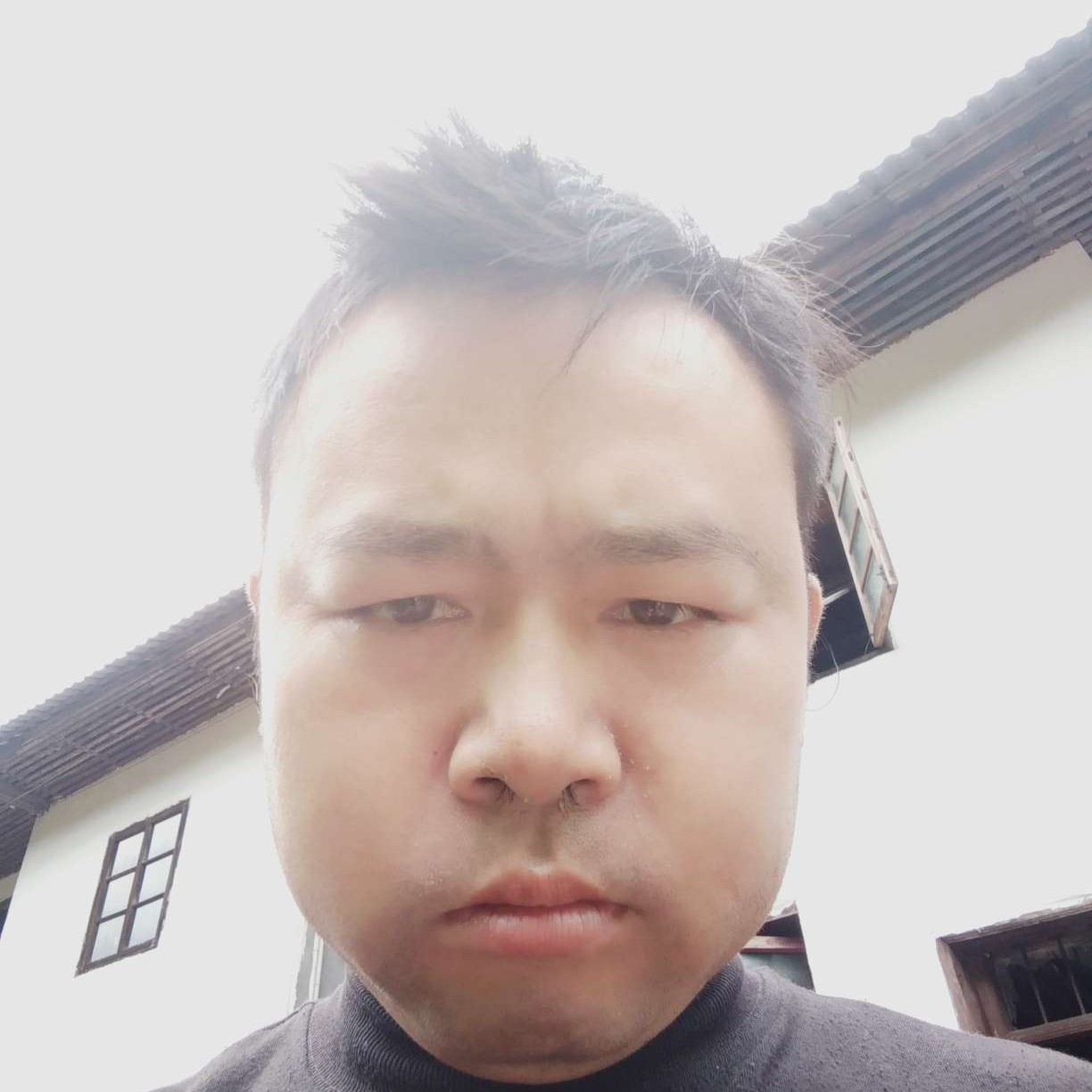 顺心挽手路人的照片