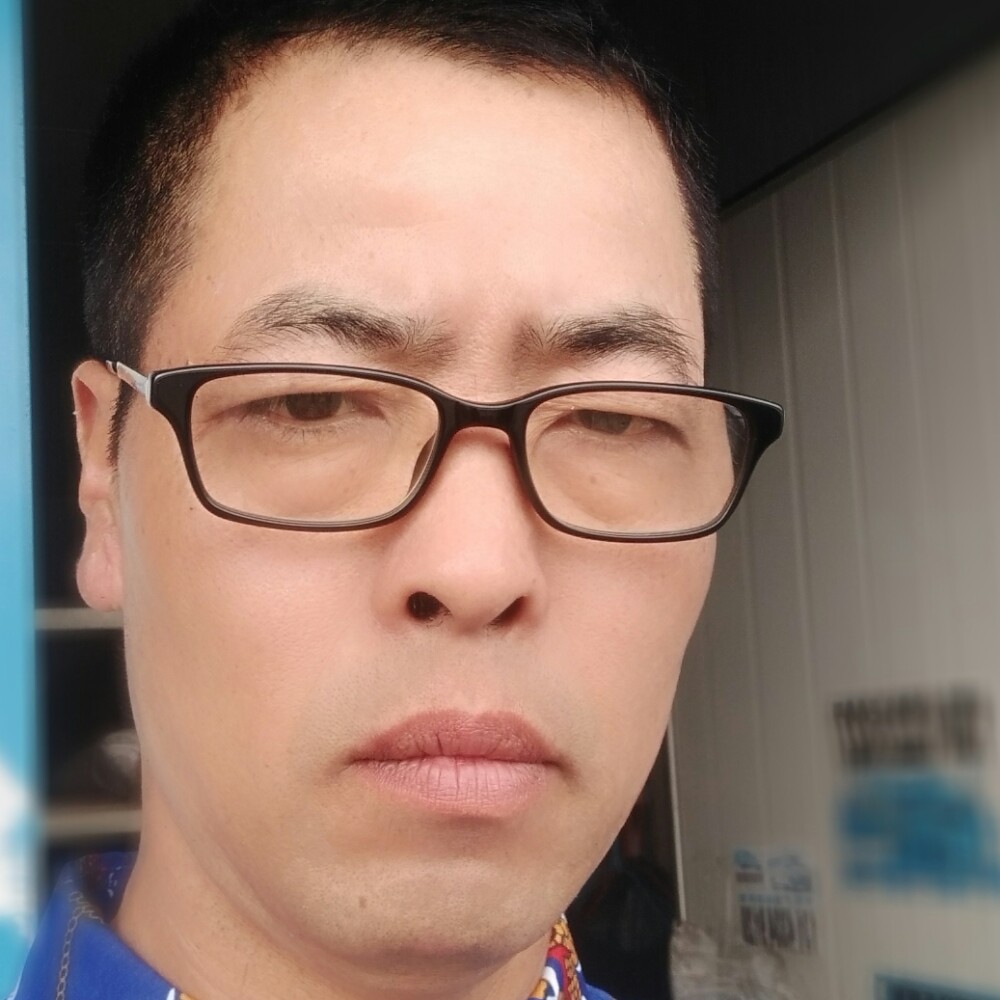 过客深拥孤單的照片