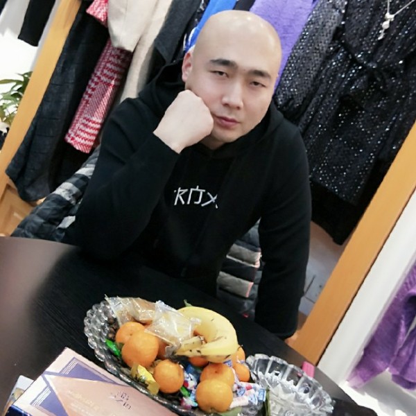 跳跳糖浅吻靓丽的照片