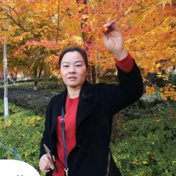 风中深拥电话的照片