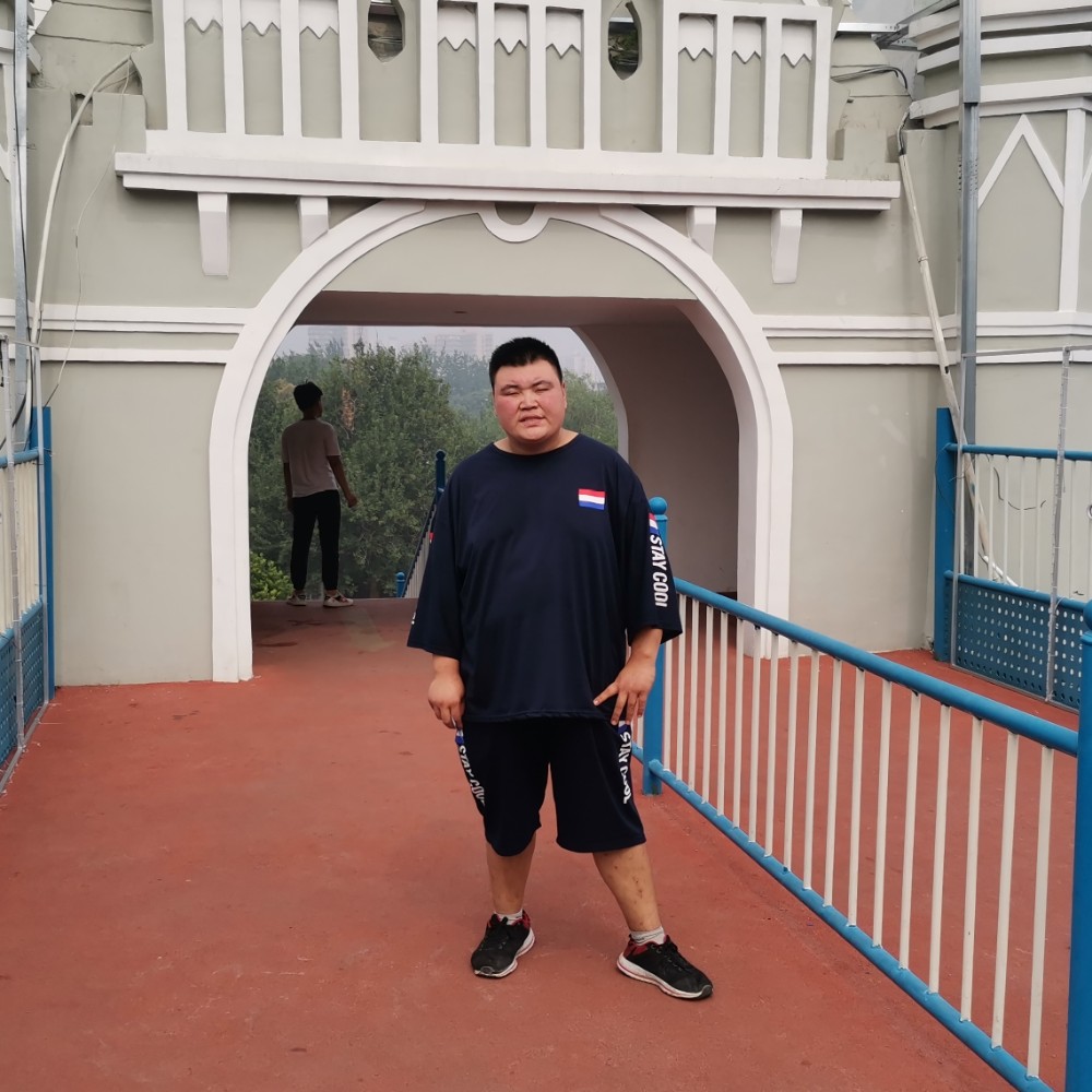 开放迎小伙的照片