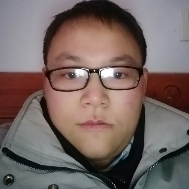 年轻打香菇的照片