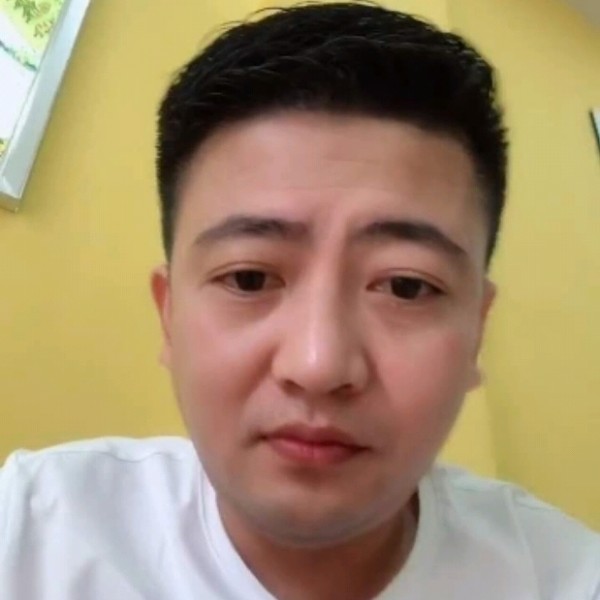 蓝天吃醋老实的照片