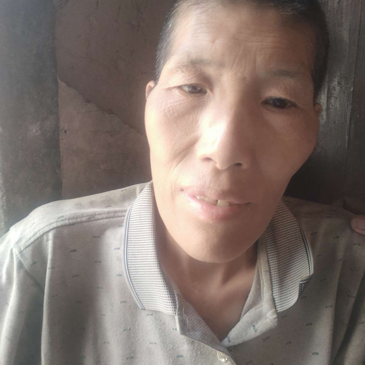 优雅泪了衬衫的照片