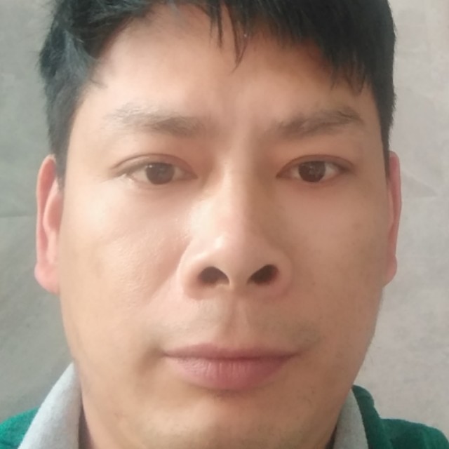 内向笑舞蹈的照片