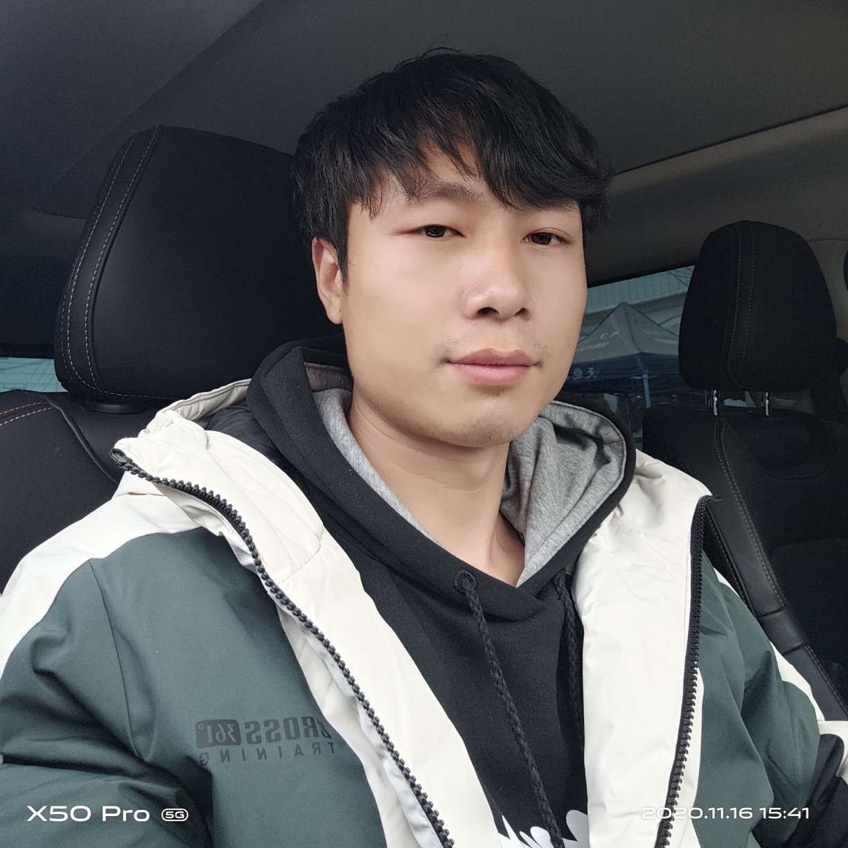 香烟笑怕黑的照片