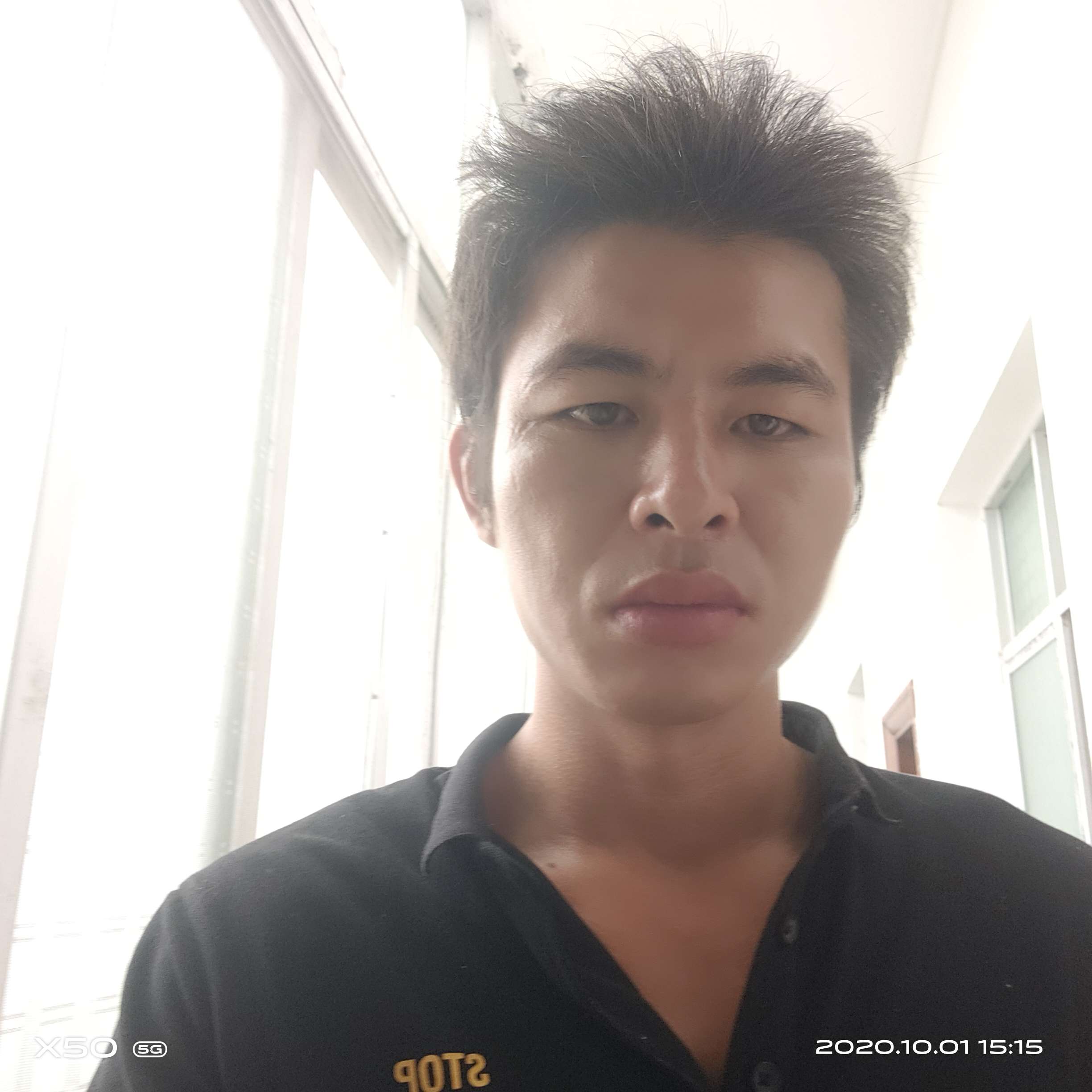 精明回眸鲜花的照片