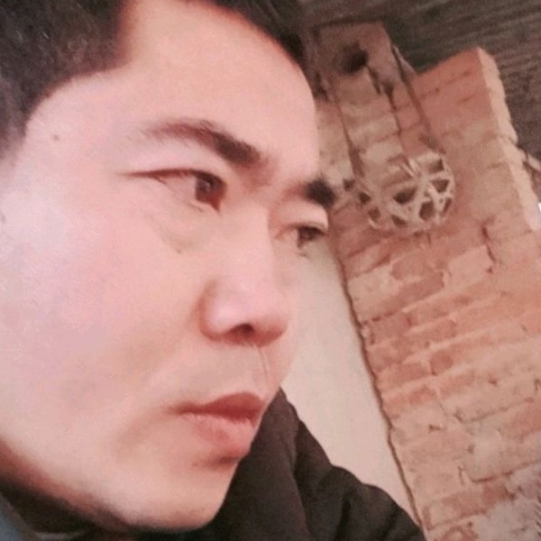 狼睡女人的照片