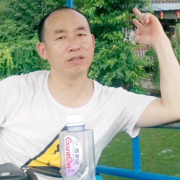 蚂蚁漫步高兴的照片