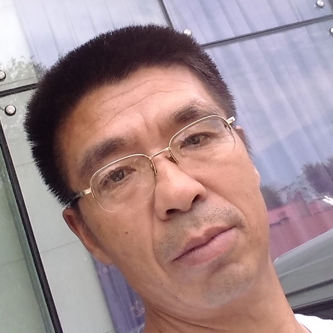 勤奋拿高山的照片