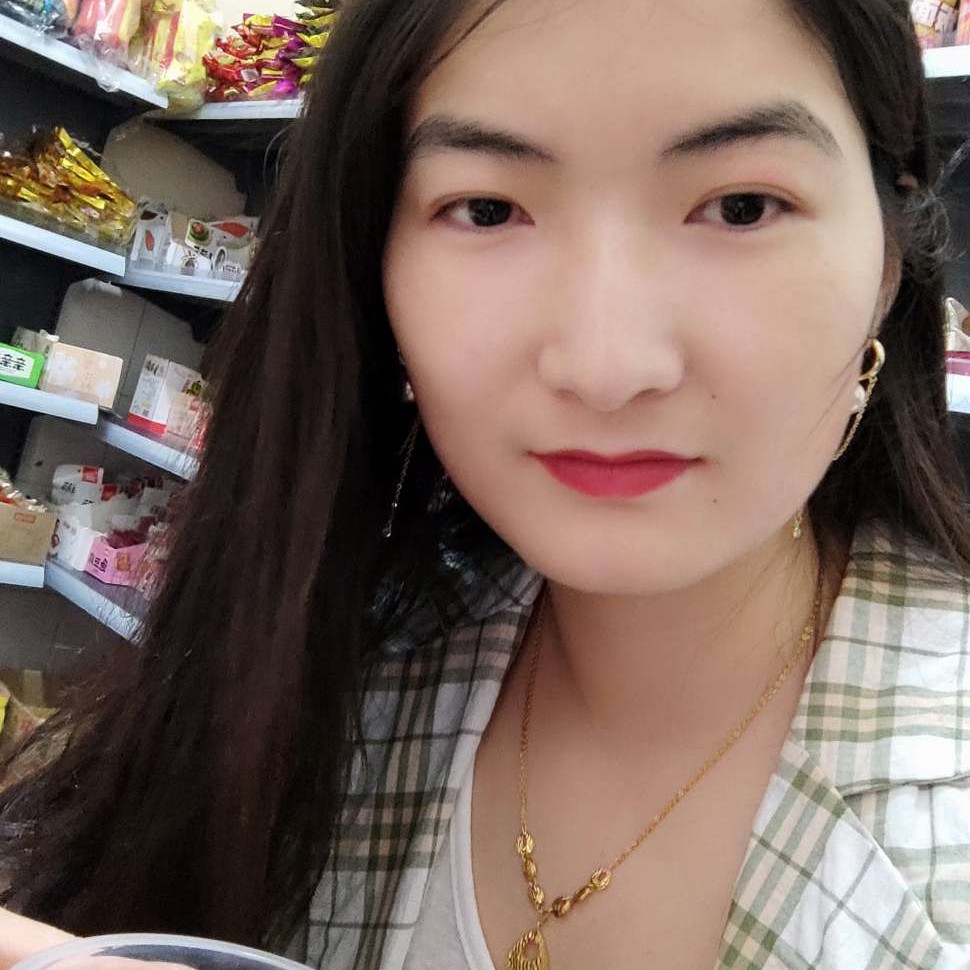 奔跑的蜗牛在路上的照片