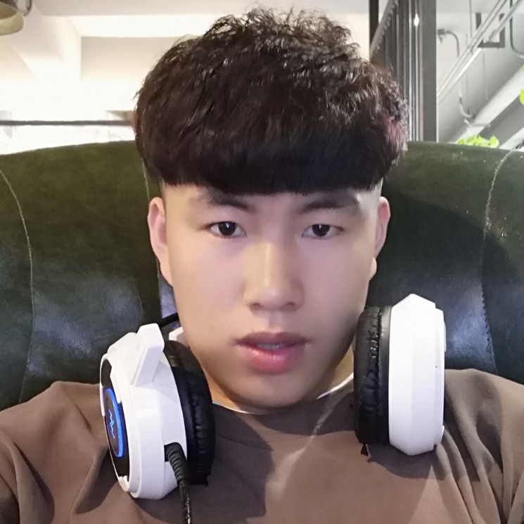 小怪兽打凹凸曼的照片