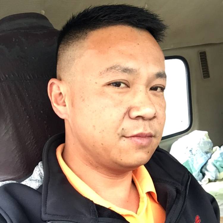 坐在坟头捉鬼玩的照片