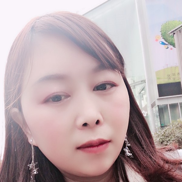 受伤的玫瑰的照片