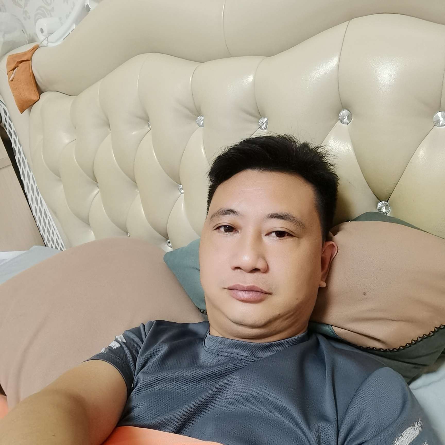 激情浅吻溪流的照片