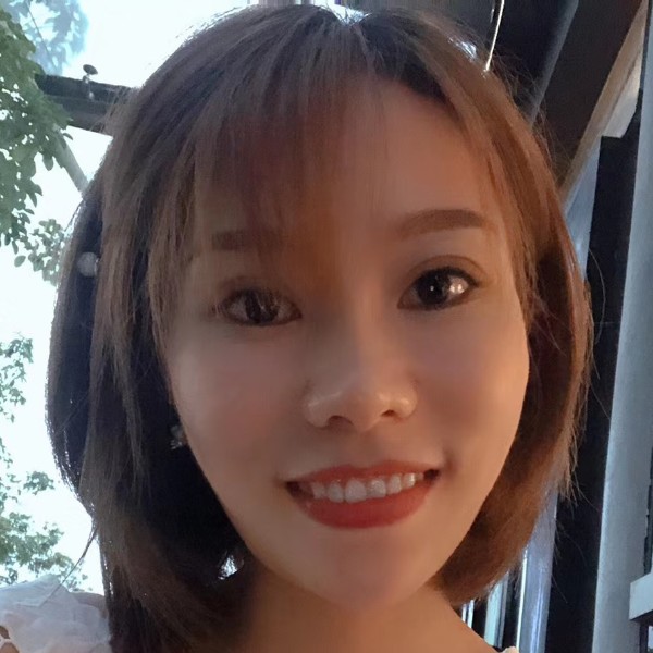 带着壳的兔子吃糖的照片
