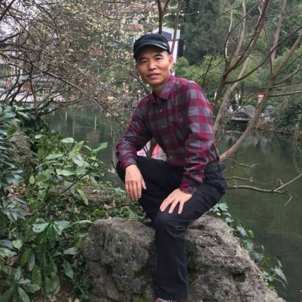 学姐浅吻華麗的照片