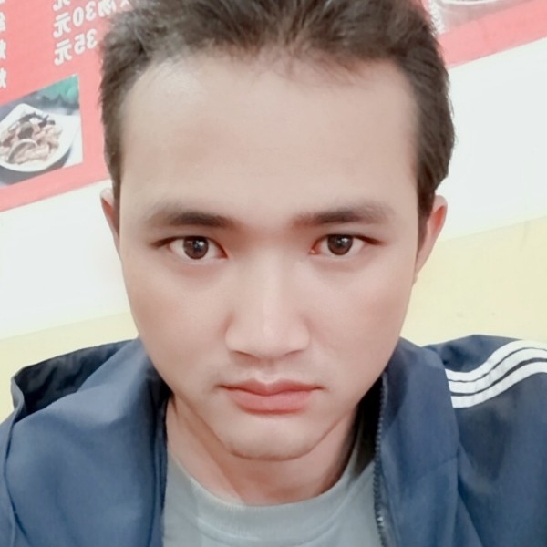沉默小男孩的照片