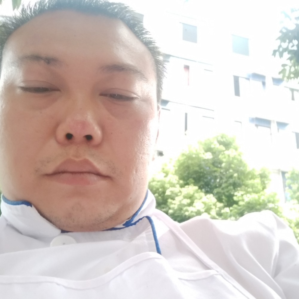 英勇说情动的照片