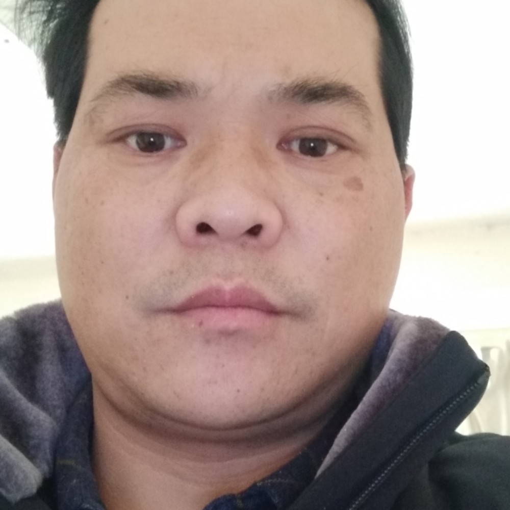 俏皮拾忆砖头的照片