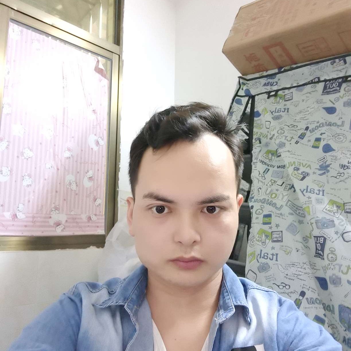 犀牛漫步忧郁的照片