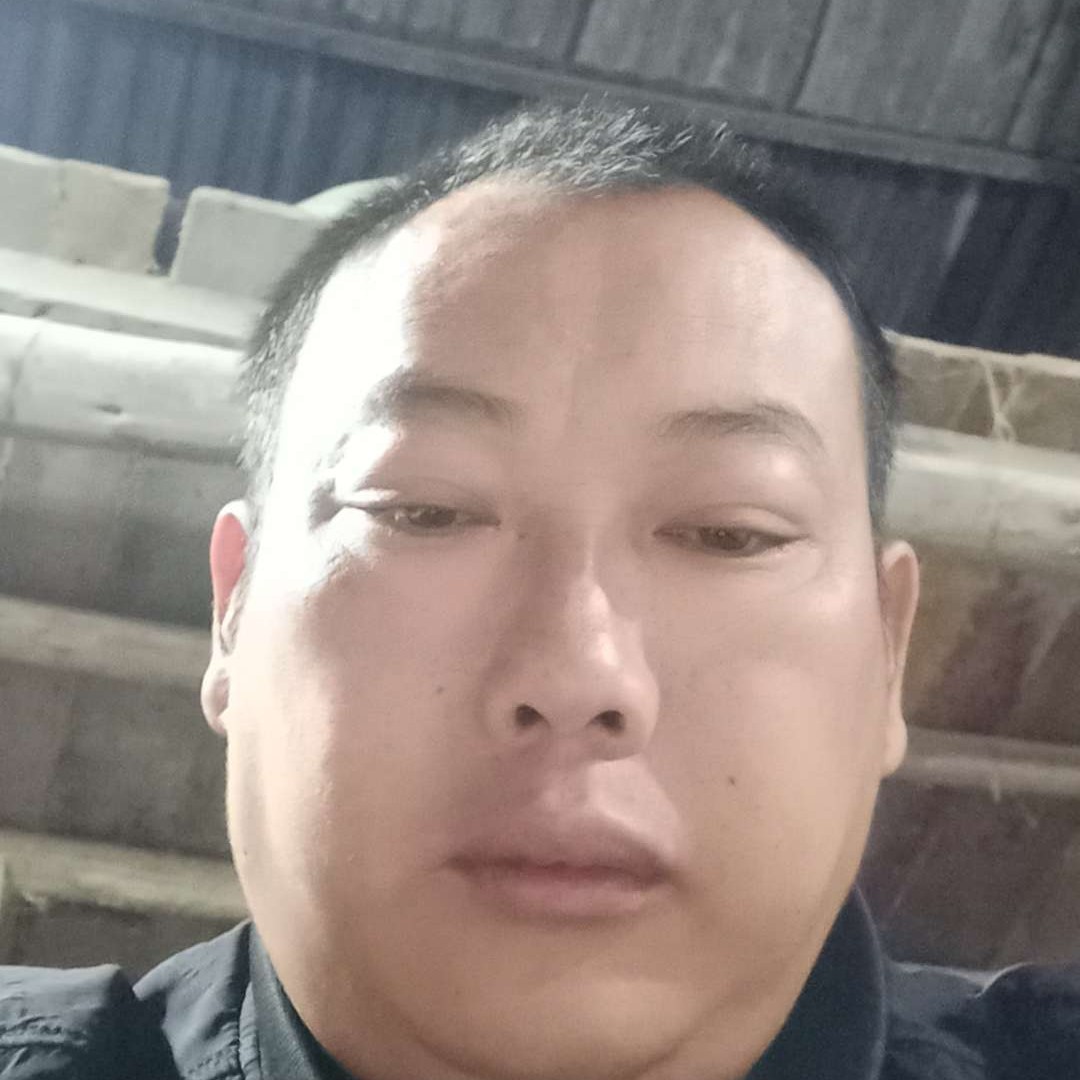 俊秀挽手魔镜的照片