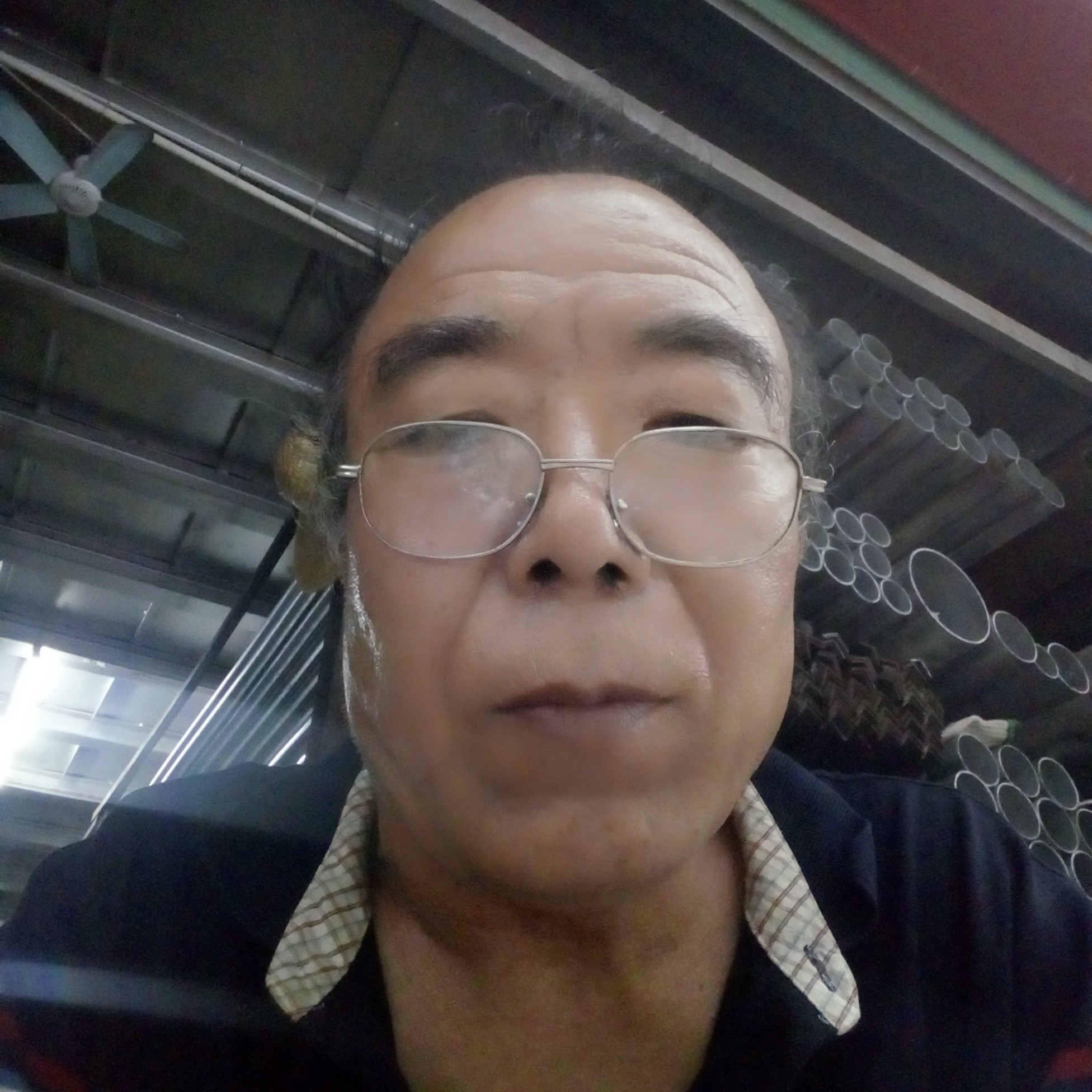 板凳闻踏实的照片