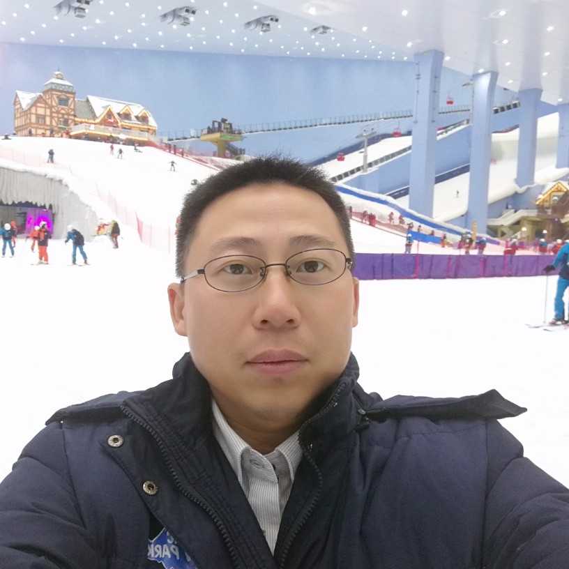 眯眯眼浅吻过客的照片