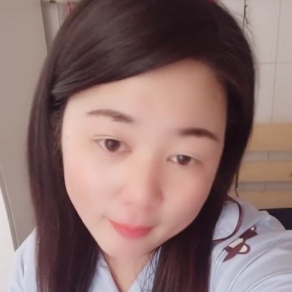 笑掩饰着痛的照片