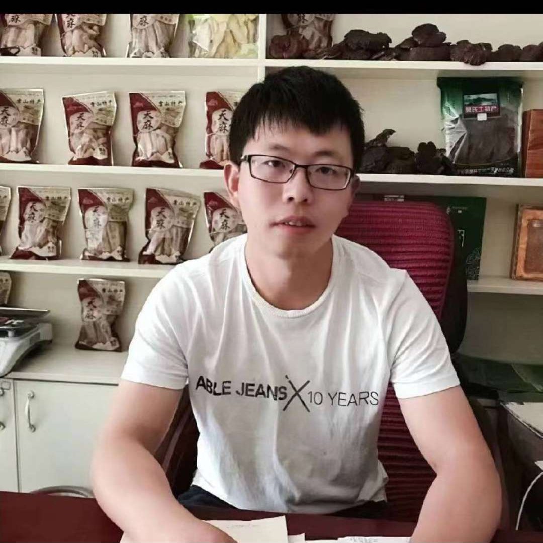 英俊深拥大神的照片