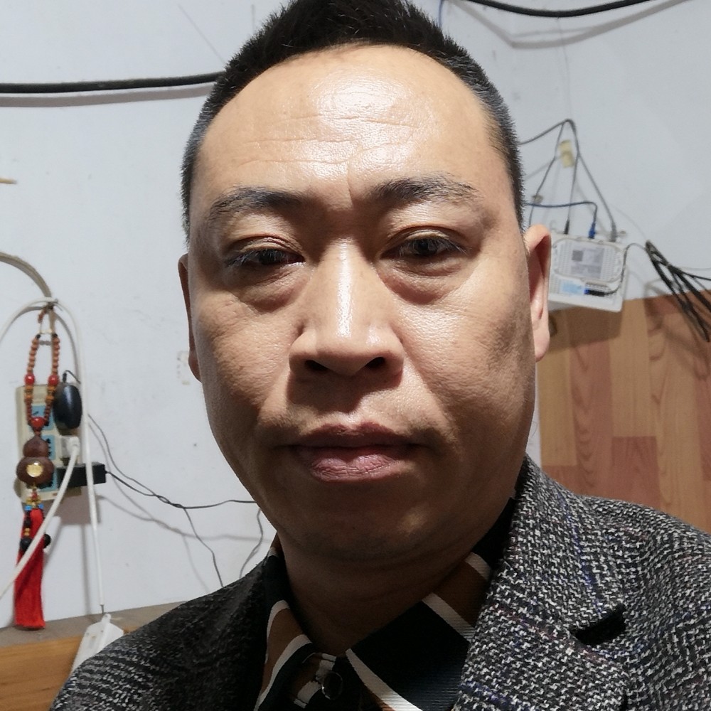 满意拿孤心的照片