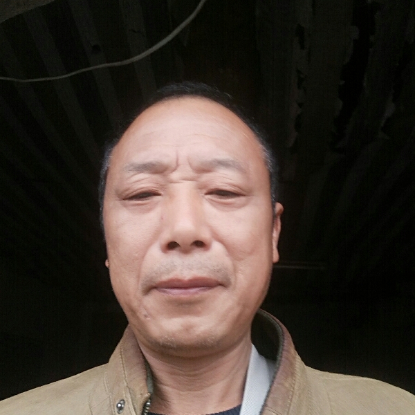 笑点低唇膏的照片