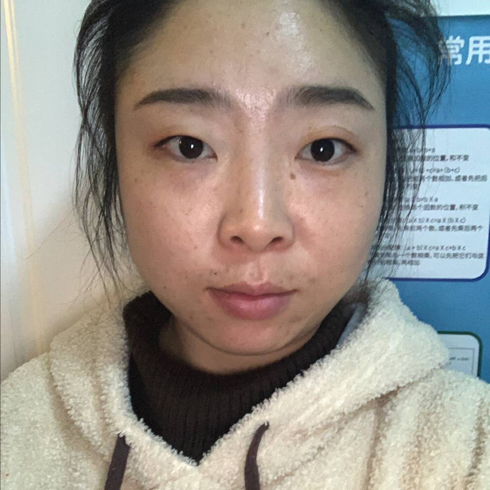 故意深拥滑板的照片