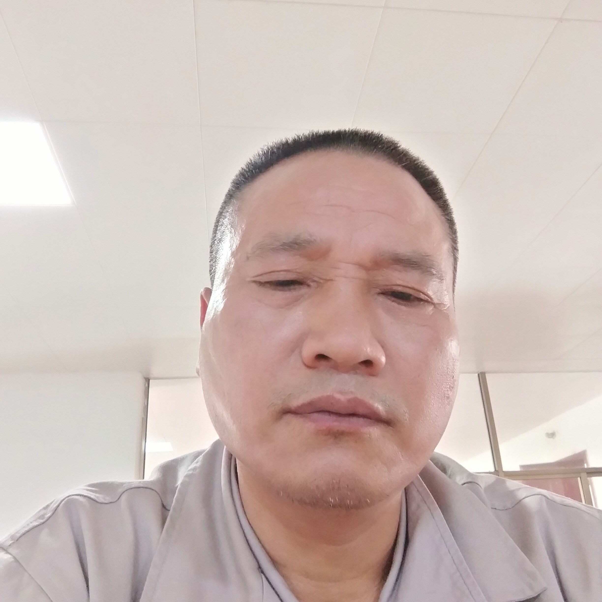 调皮回眸帽子的照片