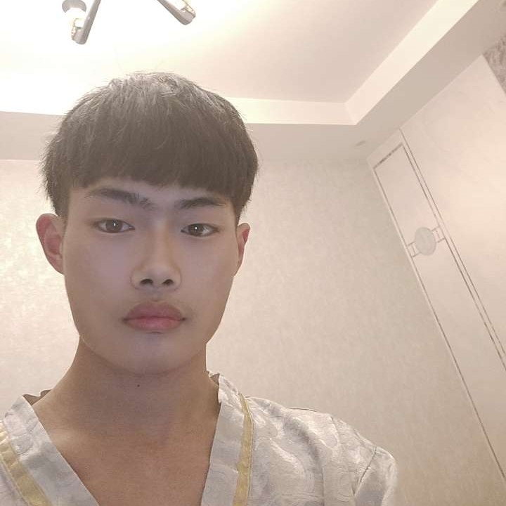大侠漫步微笑的照片