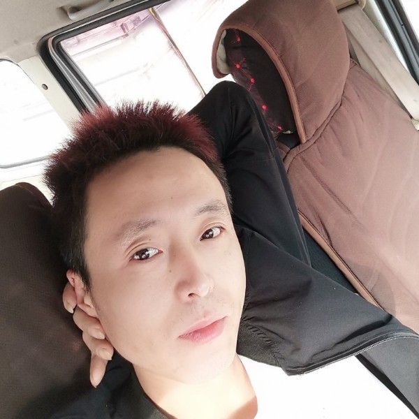 明亮深拥黑猫的照片