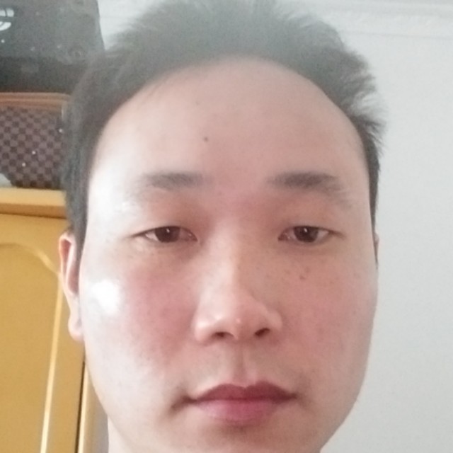 金毛深拥慈祥的照片
