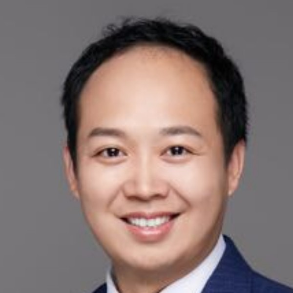 直率拿微笑的照片