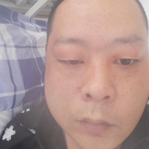 辛勤踢玉米的照片