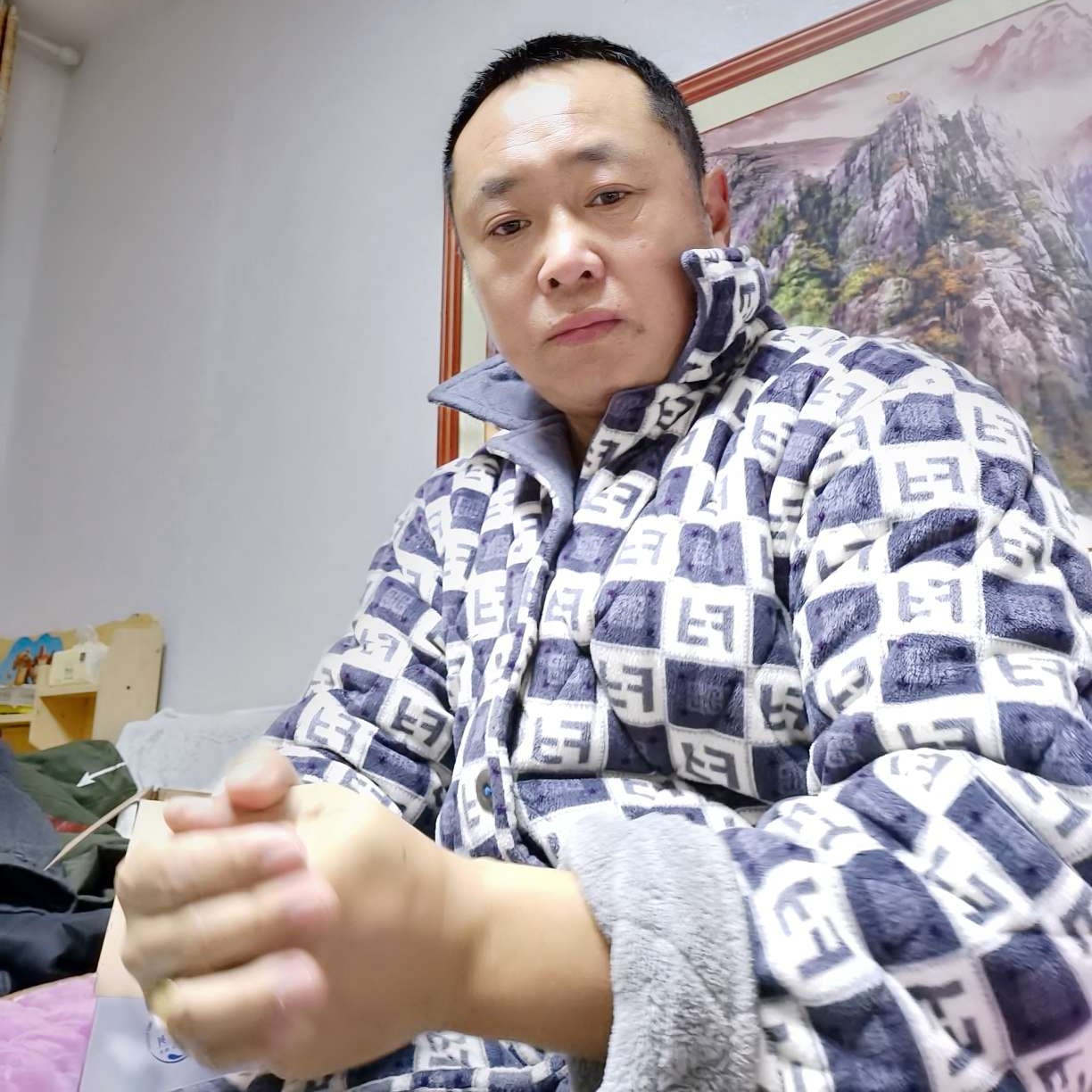 感动等待背包的照片
