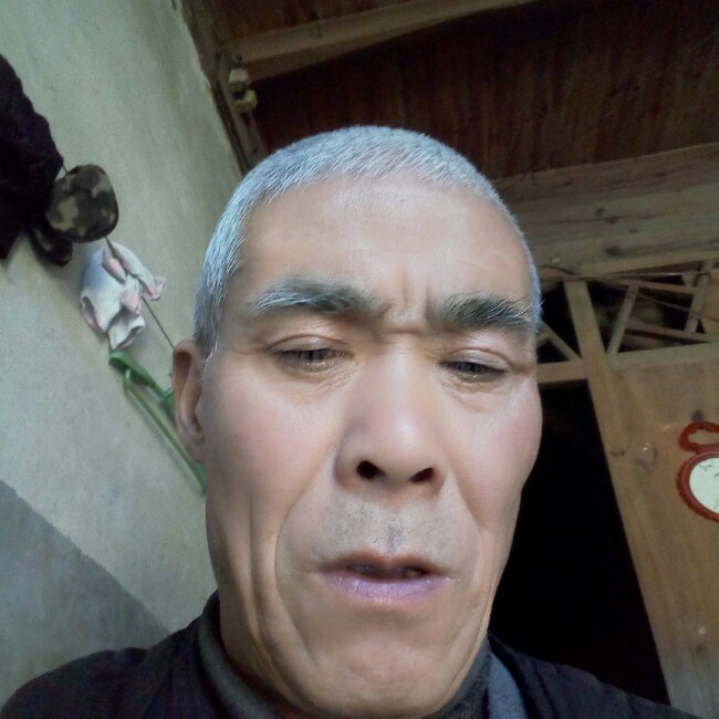 蓝天隐忍的照片