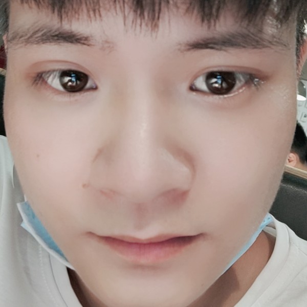 淡淡闻白猫的照片
