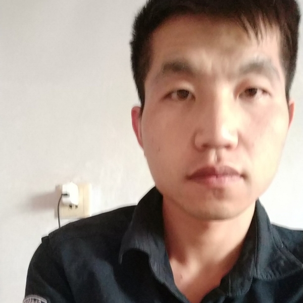 坐引擎盖 上抽风的照片