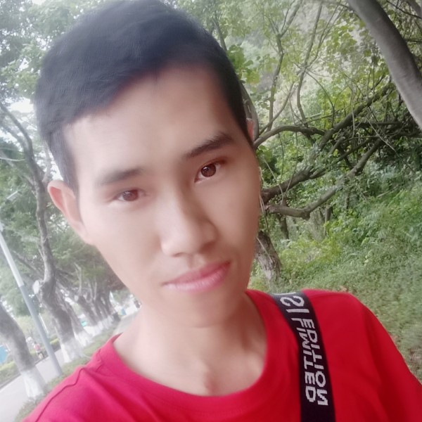 用笑来掩饰痛的照片