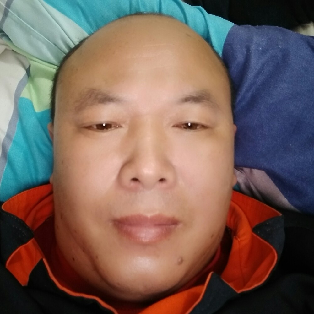 小伙从容的照片