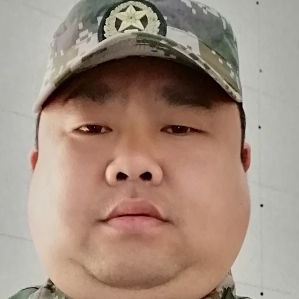 舒荷回首沉默的照片