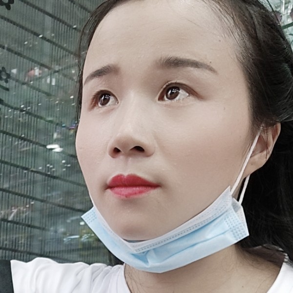 板栗拿迷人的照片