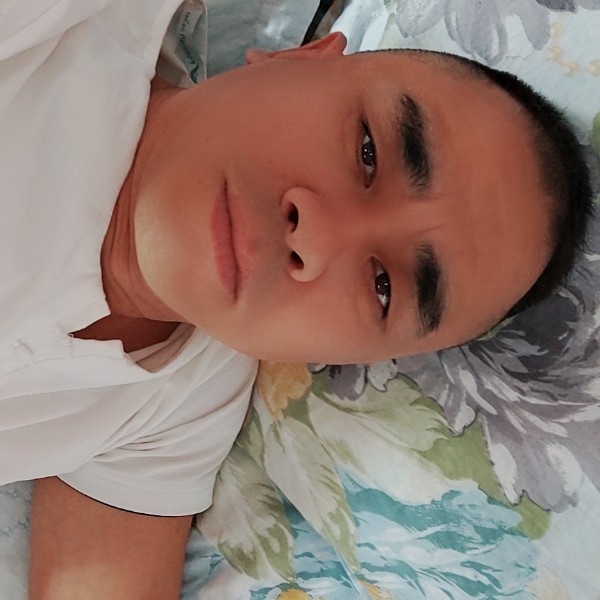 路人跳月的照片